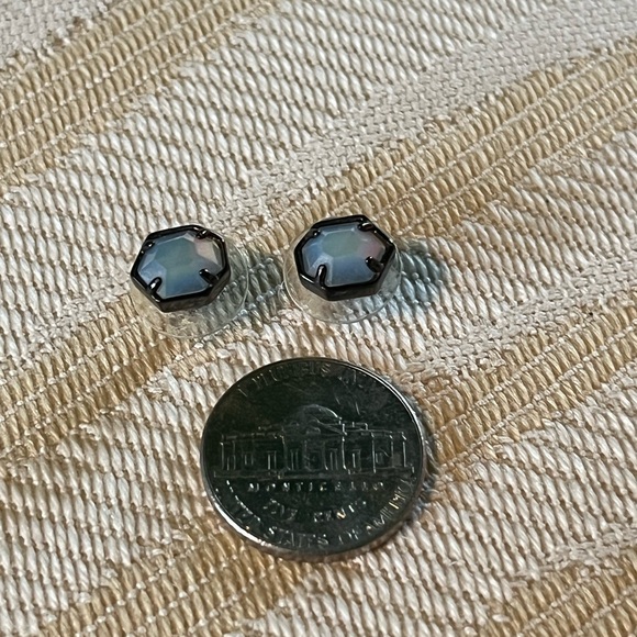 Pretty!! Kendra scott iridescent gunmetal stud earrings - Picture 4 of 5